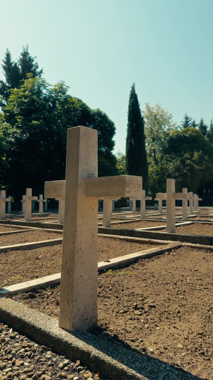 Omaggio per il Memorial Day in un cimitero militare con croci bianche
