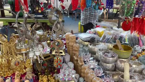 Souvenir,-key-chains,-gift-items-and-Buddha-statues-sold-in-local-market-near-monastery-in-Gaya,-Bihar