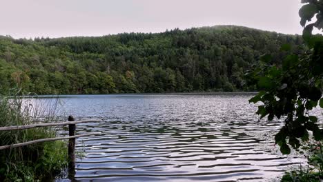 Lake-scenery,-View-of-Lake-Montiggl---Monticolo,-Eppan---Appiano,-South-Tyrol,-Italy,-ripples,-forest