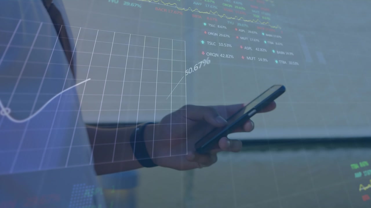 Animazione dell'elaborazione di dati finanziari su un uomo afroamericano che utilizza uno smartphone