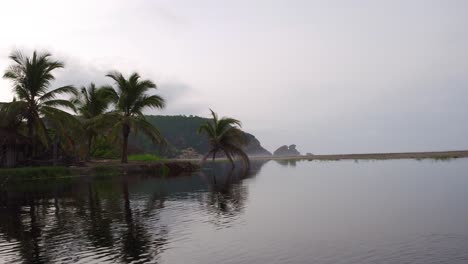 Toma-De-La-Laguna-Y-Una-Formación-Rocosa-En-La-Parte-Trasera-Con-Olas-Frenando