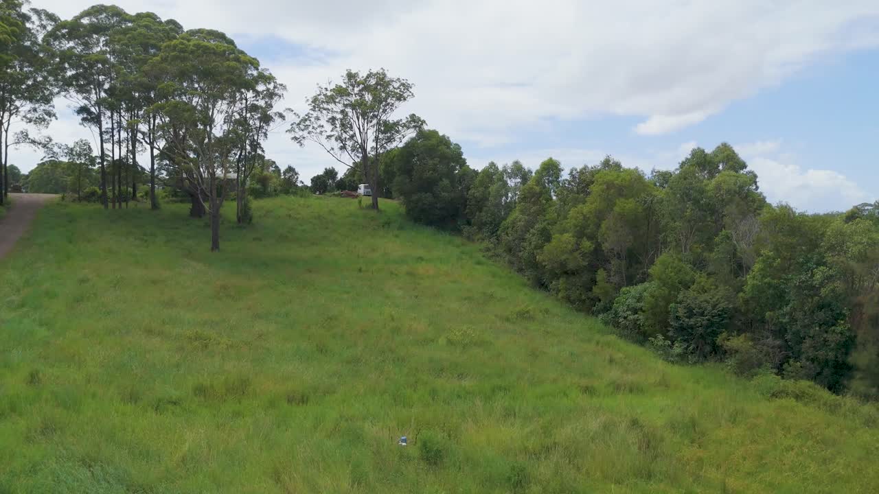 imágenes aéreas que muestran tierras de cultivo exuberantes y expansivas