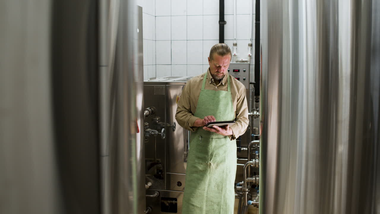 hombre maduro en la fábrica