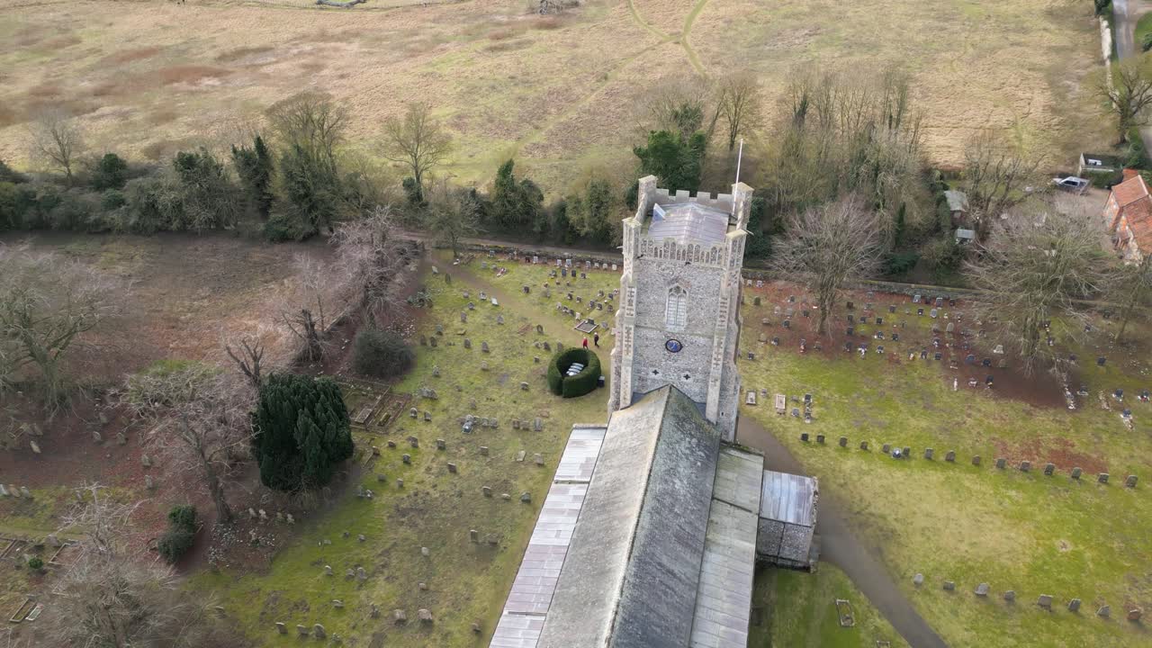 ruinas del priorato de castillo acre rodeadas por un cementerio, día nublado, vista aérea