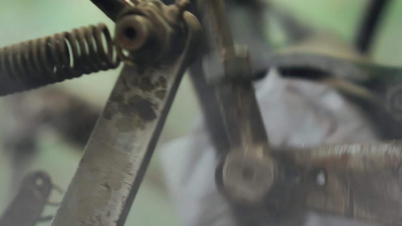 종이 화장실 제조 공장에서 움직이는 녹은 기계 부품.