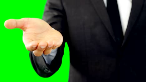 hombre de negocios fingiendo sostener un objeto invisible 4k