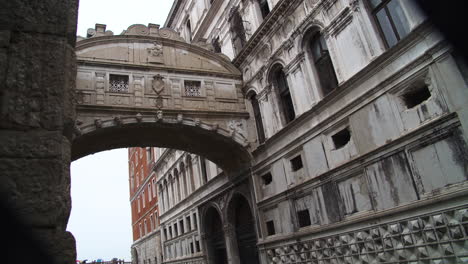 Secret-camera-angle-of-Bridge-of-Sighs-in-Venice,-Italy-on-a-rainy-day