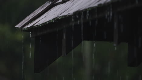 Primer-Plano-De-Fuertes-Lluvias-Cayendo-Sobre-Una-Azotea-En-El-Sur-De-Krabi,-Tailandia,-Durante-La-Temporada-De-Lluvias-Tropicales