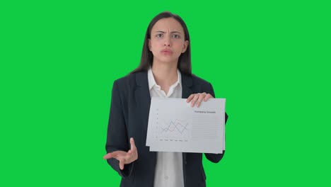 mujer de negocios india enojada gritando en la pantalla verde de los empleados