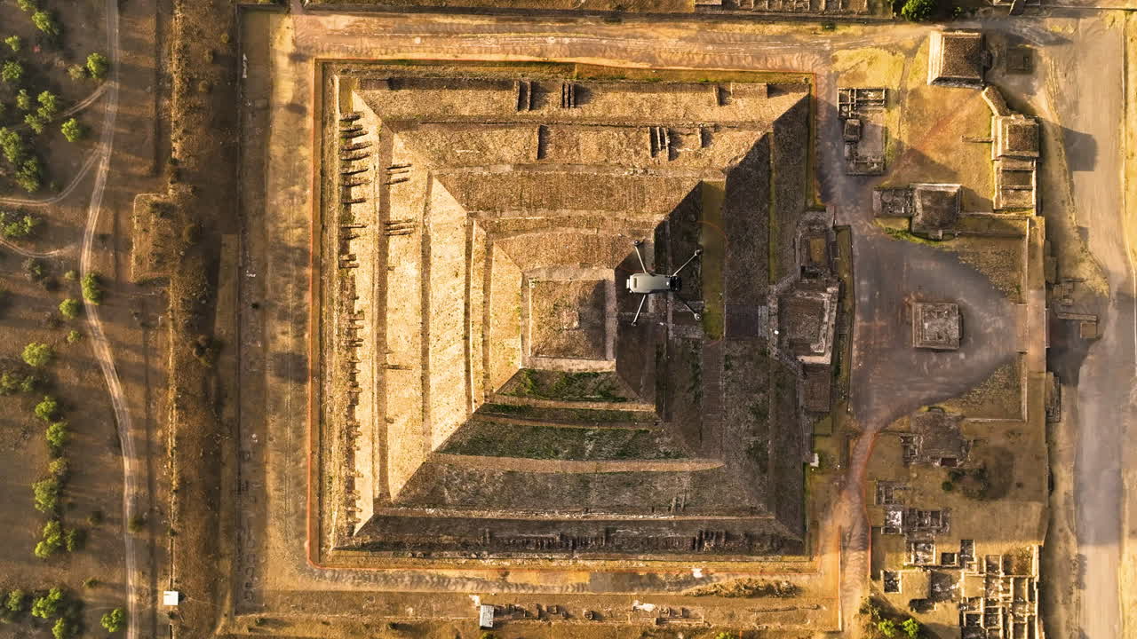 테오티후아칸 피라미드 (teotihuacan pyramid) 를 날아다니는 드론 위의 공중 보기, 멕시코의 골든 아워