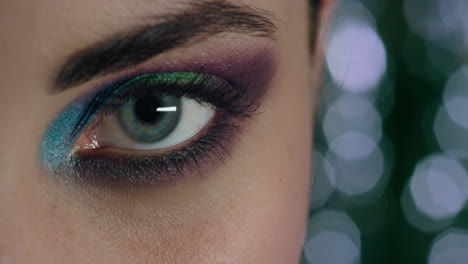 cerrar los ojos de una mujer hermosa con coloridos cosméticos de maquillaje concepto de vida nocturna nocturna