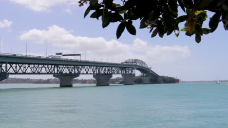 el puente del puerto de auckland en el océano en un día soleado