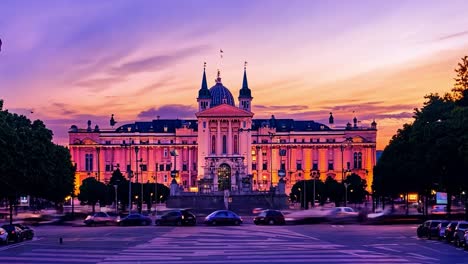 autos fahren und menschen gehen auf einem stadtplatz mit einem großen regierungsgebäude, während die sonne untergeht