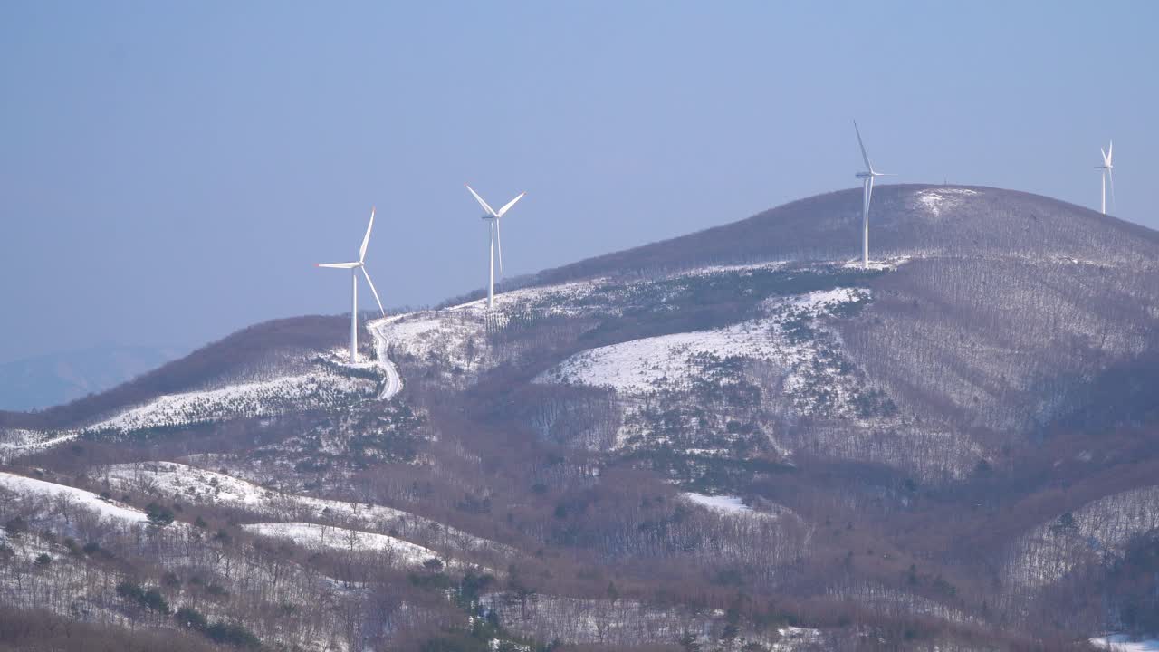 풍력 발전소는 한국 산 정상에서 볼 수 있습니다.
