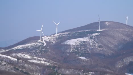 풍력 발전소는 한국 산 정상에서 볼 수 있습니다.