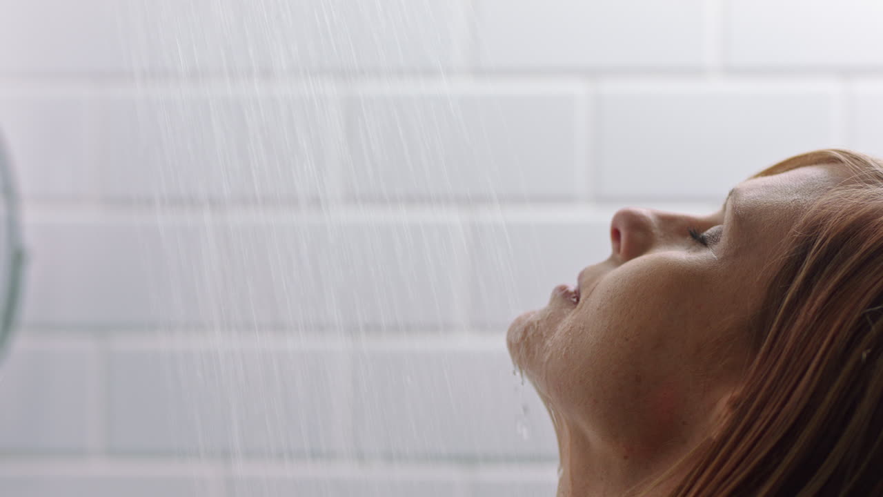 아름다운 여성이 샤워를 하고 럭셔리 스파를 즐기고 청소하고 부드러운 피부를 만지고  ⁇ 은 피부를 만지고 완벽한 자연적인 아름다움을 느끼고 있습니다.