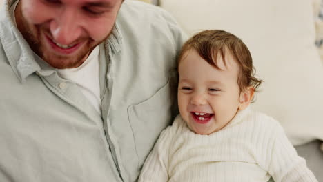 el padre y el bebé riendo