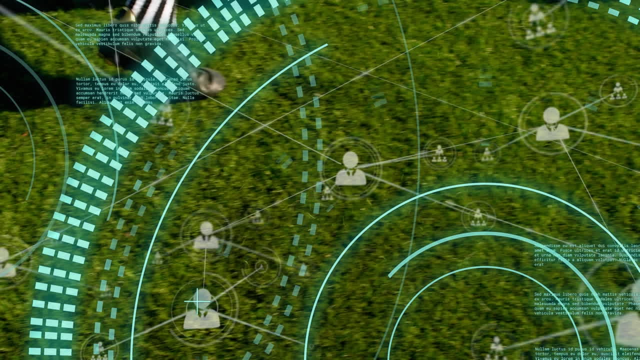 animación de escaneo de alcance con iconos y procesamiento de datos sobre hombre caucásico jugando al fútbol.