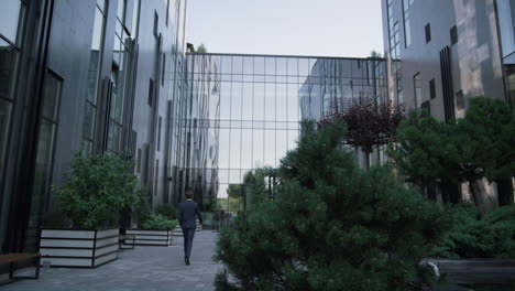 complejo de oficinas de vidrio moderno con jardín ajardinado ordenado. arquitectura futurista