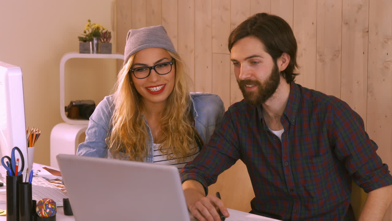 diseñadores casuales sonrientes trabajando juntos