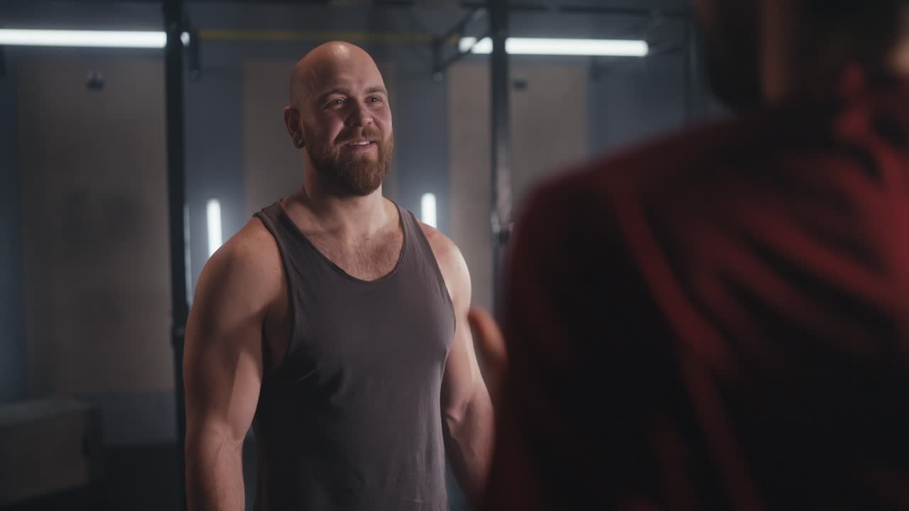 hombre trabajando con un entrenador