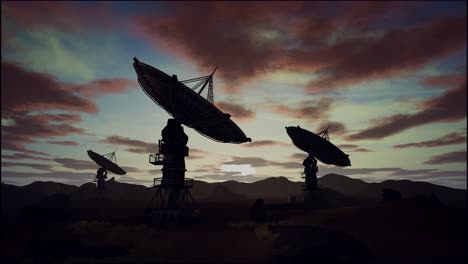 antenas parabólicas en el campo contra el cielo nublado durante la puesta del sol