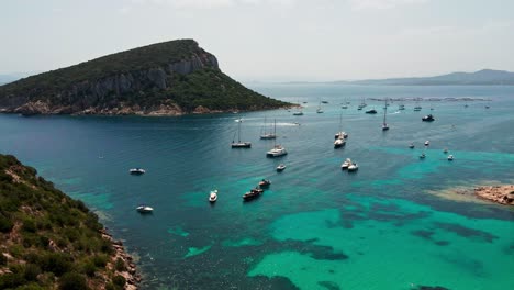 Saborea-El-Encanto-De-Spiaggia-Di-Cala-Moresca,-Donde-Las-Arenas-Prístinas-Se-Encuentran-Con-Aguas-Azules-En-Un-Tranquilo-Oasis-Costero