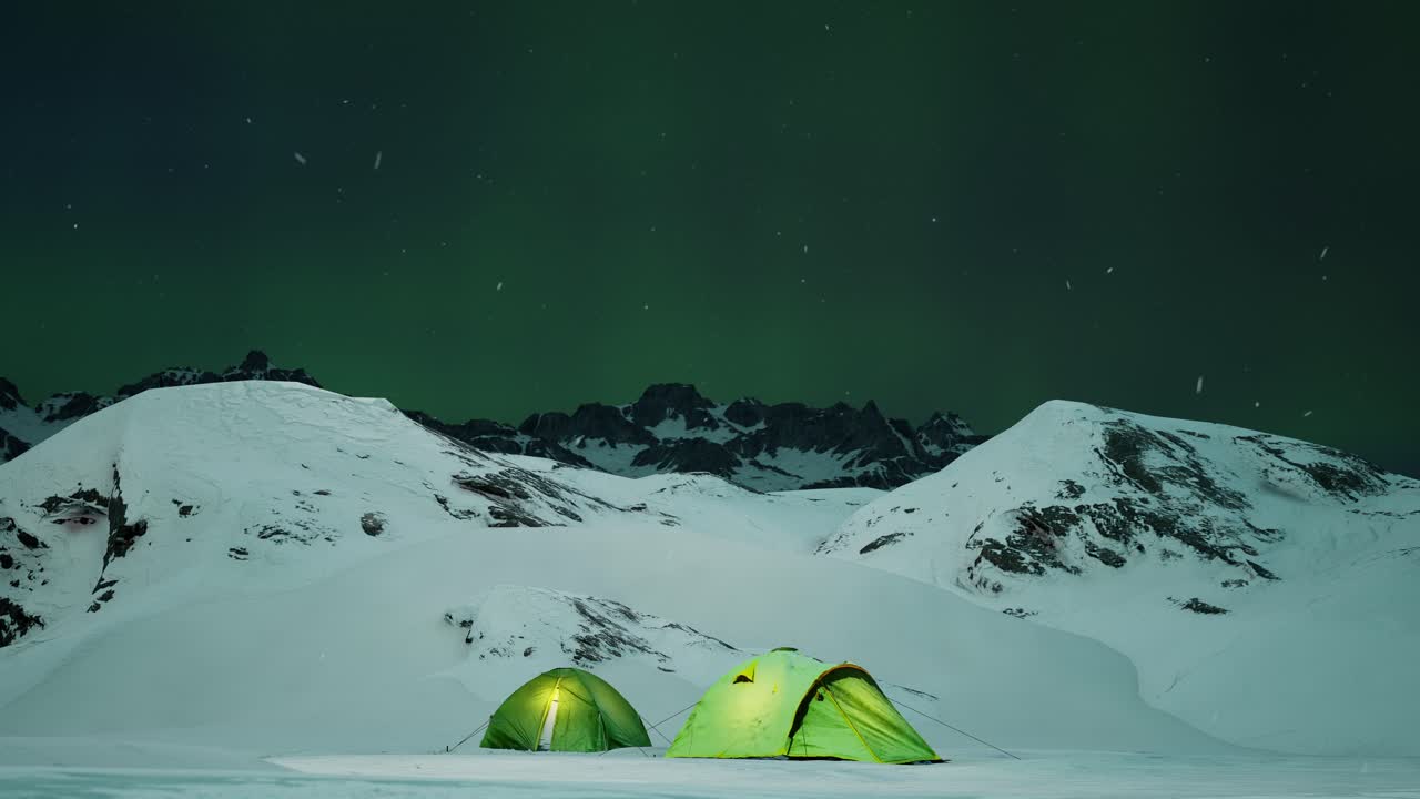 북극광 에 캠핑하는 것