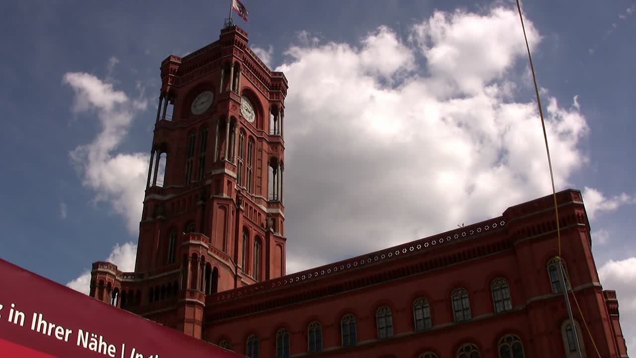 torre del reloj de rotes rathaus, berlín, alemania