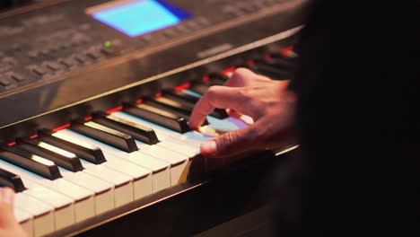 Keyboarder-Tritt-Beim-Konzert-Auf