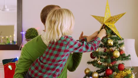 familia en casa en la época de navidad