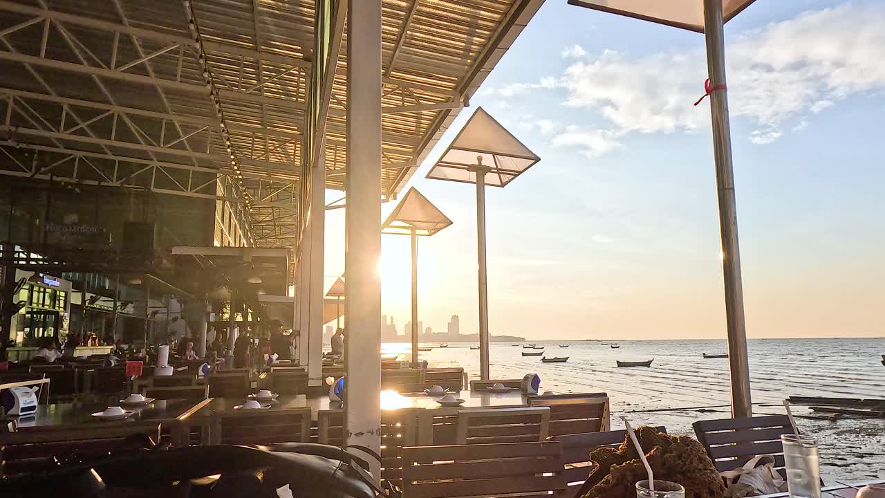 바가에서 편안한 식사와 멋진 일몰 풍경