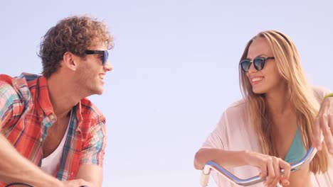 pareja hablando juntos