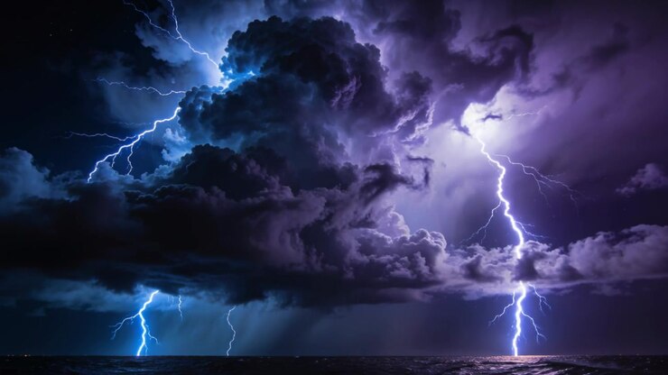 Nuvola cumulonembo carica che rilascia fulmini ramificati sull'oceano di notte, illuminando le onde