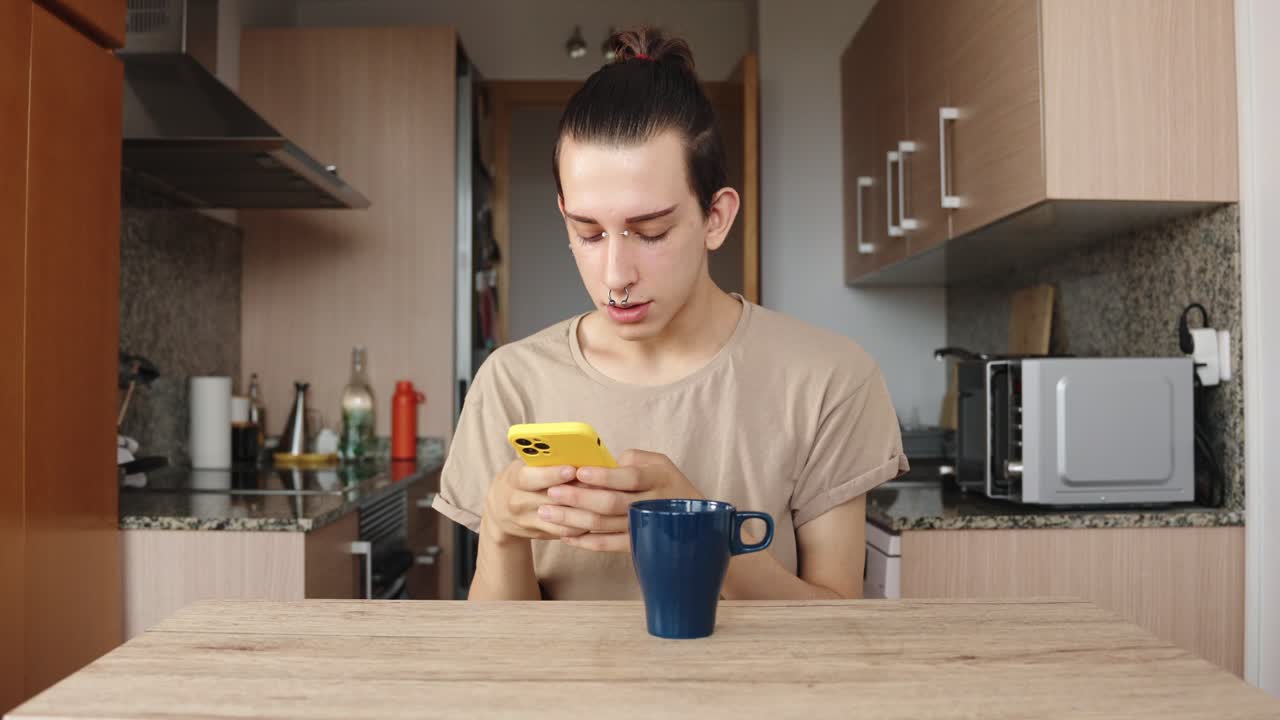 hombre usando el teléfono en la cocina