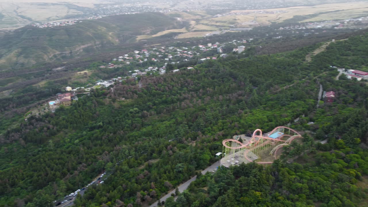 vista de pájaro 360 grados del funicular park tbilisi y sus alrededores