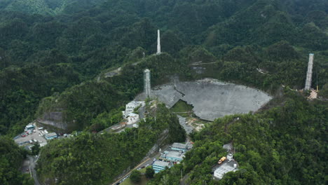 Centro-Nacional-De-Astronomía-E-Ionosfera-De-Arecibo-Lentamente-Desmantelado,-Inclinado-Hacia-Abajo