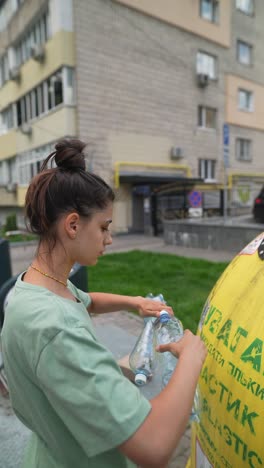 mujer reciclando una botella de plástico