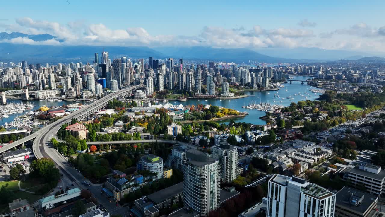 vuelo de retirada sobre el sur de granville con vista de false creek y el puente de granville en vancouver, bc, canadá