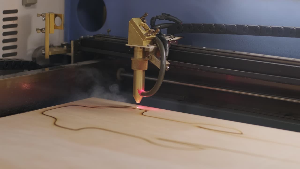 la máquina de corte por láser cnc corta tablas de madera y contrachapado