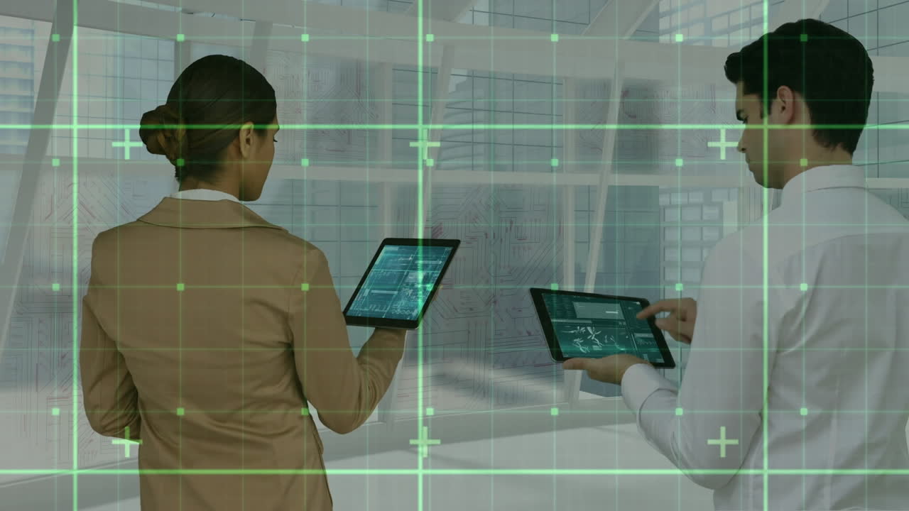 animación del procesamiento de datos sobre hombres y mujeres de negocios que usan tabletas