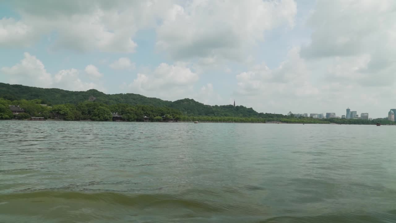 중국을 배경으로 바오추탑과 항저우 시가 있는 서호의 전망