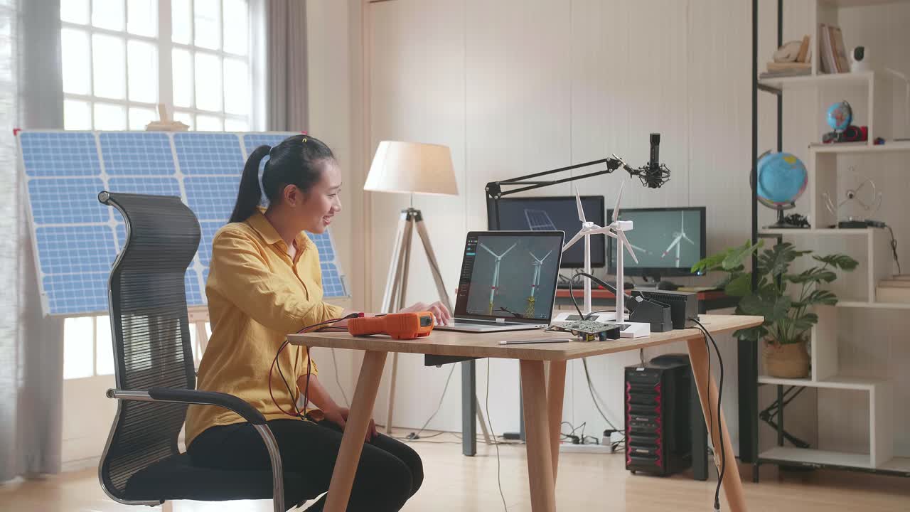 mujer ingeniera que trabaja en un proyecto de energía renovable