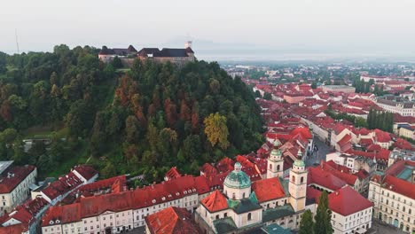castillo de ljubljana situado por encima de la ciudad de ljublyana en eslovenia