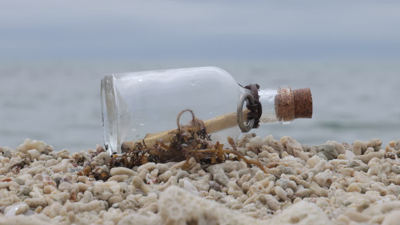 mensaje en la botella en una playa de arena