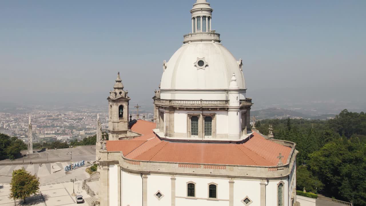 cúpula del santuario de sameiro, iglesia católica, braga, portugal, drone de cerca