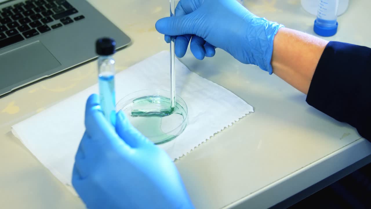 científico experimentando en el laboratorio 4k