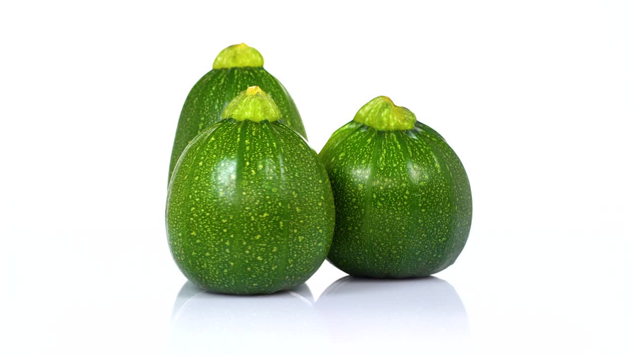 바탕 에 회전 하는 zucchini