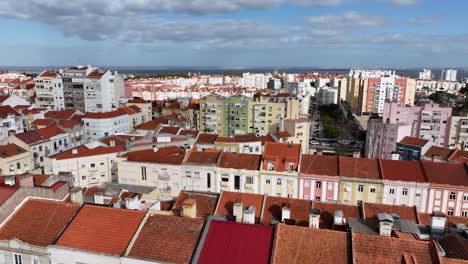 Drohnenaufnahme-Eines-Fluges-über-Die-Dächer-Der-Häuser-In-Lissabon