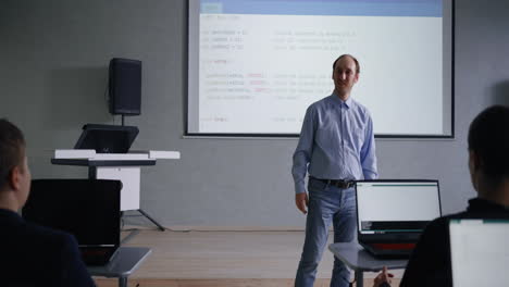 maestro que dirige una clase de ciencias de la computación